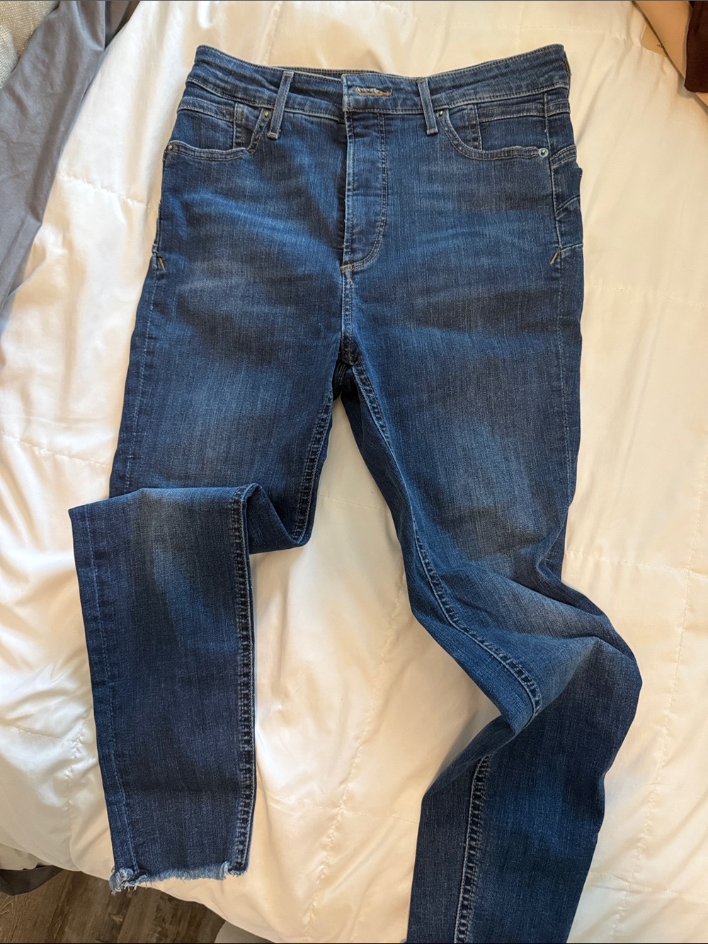 Express perfect lift super high rise ankle raw hem Jean. 6SHORT